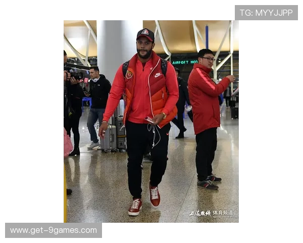 浙江队远征球迷飞机上偶遇赵博 他未佩戴护具引发热议 浙江队远征球迷飞机上偶遇赵博 他未佩戴护具引发热议